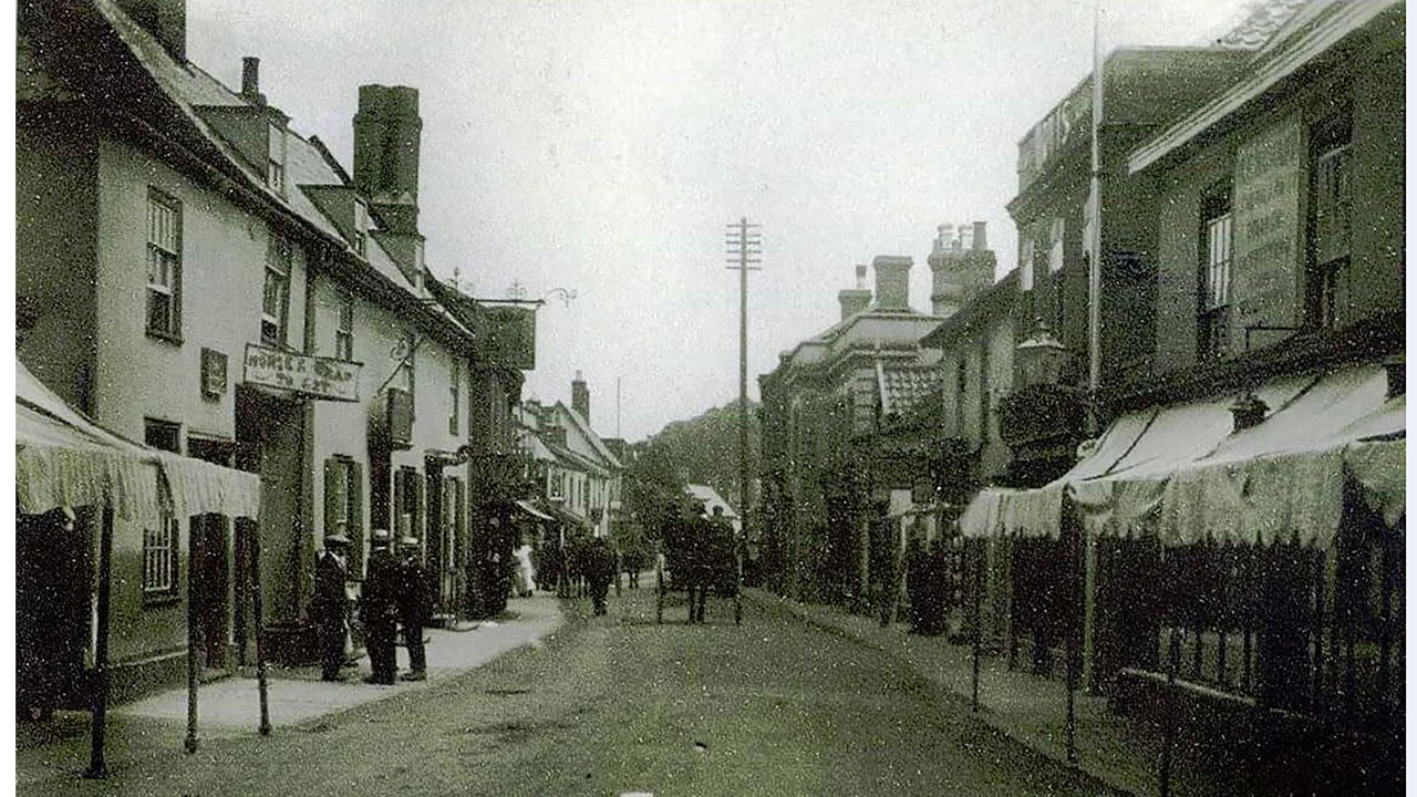 Cardinals Hat, The Thoroughfare