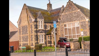 CE Primary School, Clay Street/Ennion Close modern photo thumbnail